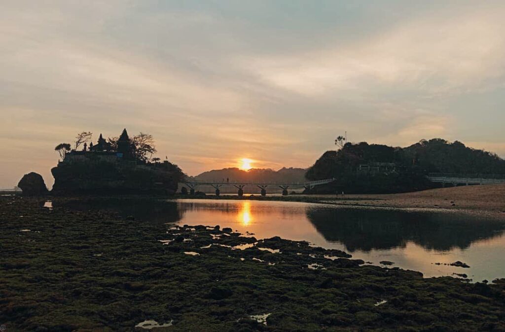 Spot Sunset Terbaik di Pantai Balekambang Malang dengan View Menawan